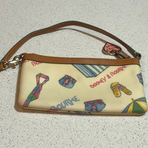 Use Dooney &burke wristlet wallet